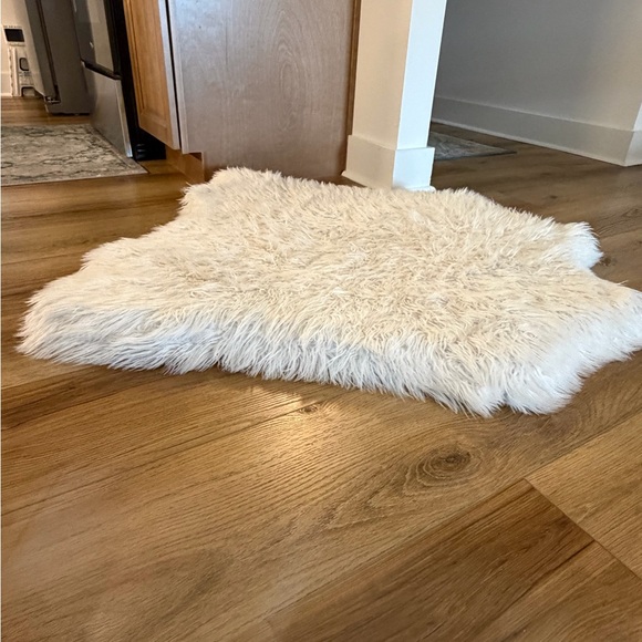 PupRug by Paw.com® Faux Fur Orthopedic Dog Bed - Curve Polar White - Picture 3 of 5